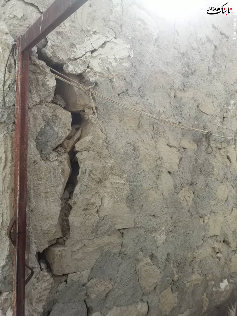 بخشی از خسارات وارد شده به منازل مسکونی در روستای کنجی از توابع بستک در زلزله پیش از ظهر امروز