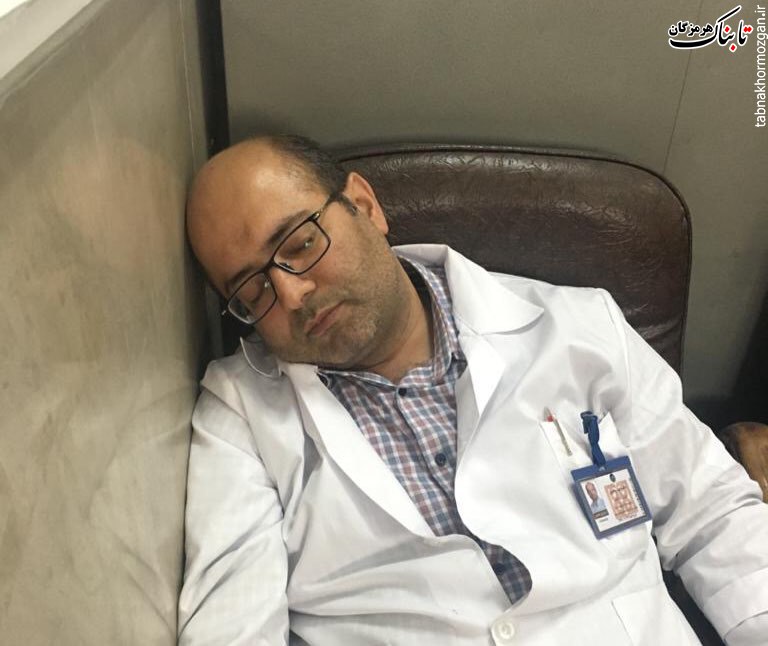 تصویری از مرحوم دکتر یحیوی در یکی از کشیکهایش وقتی از فرط خستگی به خواب فرو رفته بود..
