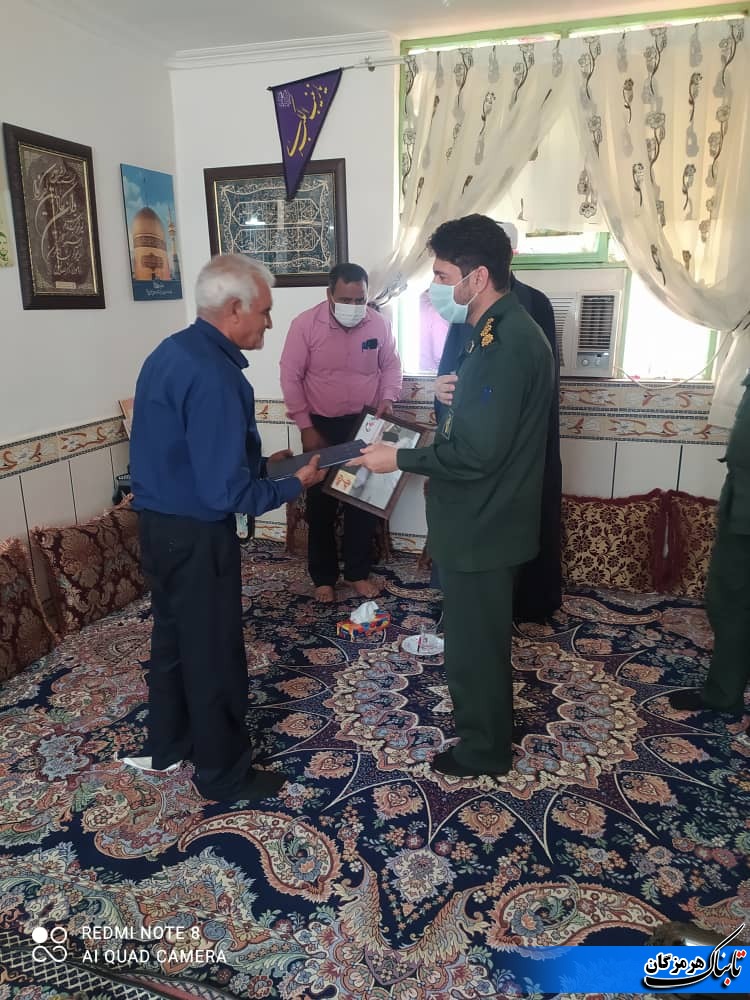 فرمانده سپاه و رییس بنیاد شهید حاجی آباد با خانواده شهید مدافع حرم دیدار کردند